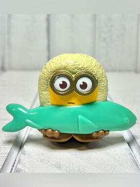 Despicable Me Rise Of Gru Minion Figurine Dave Eskimo W/Fish Happy Meal Toy 2019